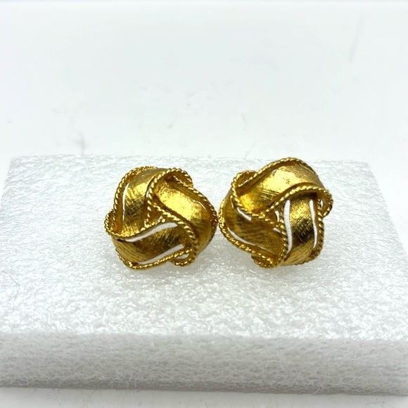 Napier Gold Tone Love Knot Earrings Signed  Clip on Earrings - Picture 2 of 12